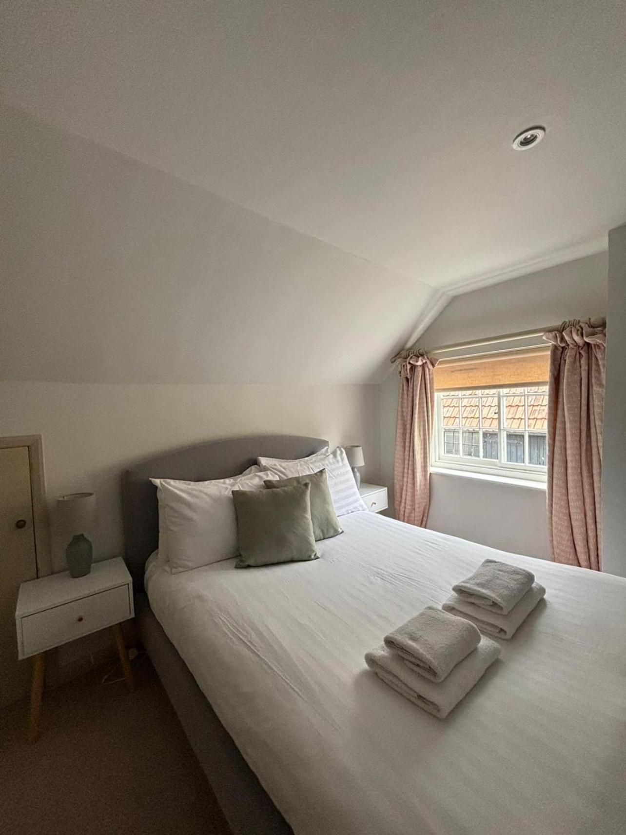 Elegant Oak Beamed House In Pretty Village - Cambridge Homehost Buckden  ภายนอก รูปภาพ